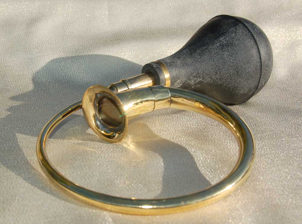 12inch-large-loop-squeeze-horn2